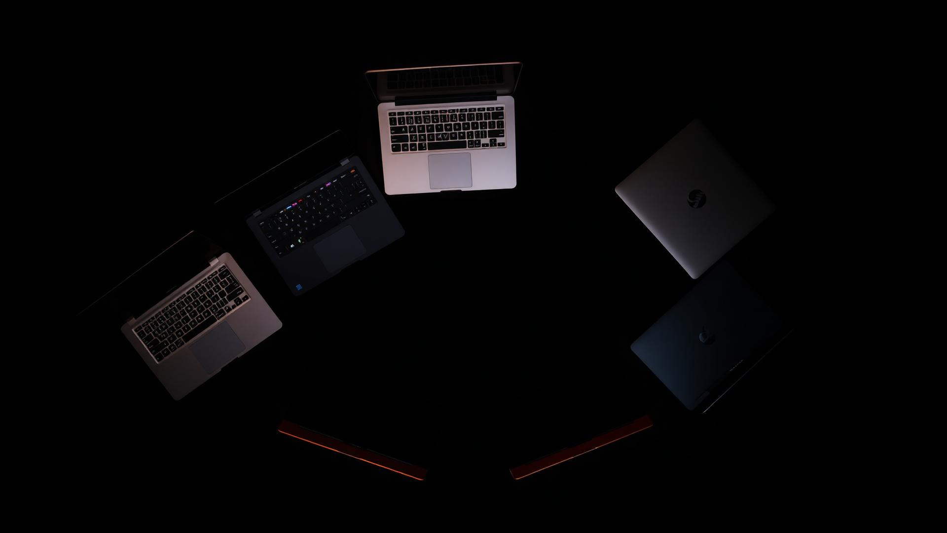 Refurbished laptops by IFOXX displayed in a semi-circle